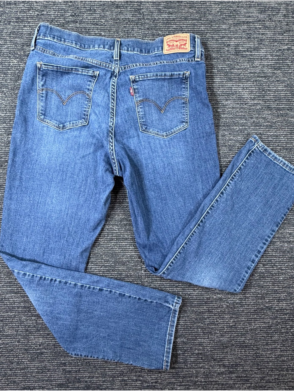 Levi's 32 Women's Shaping Straight Leg Jeans with Signature Back Pockets